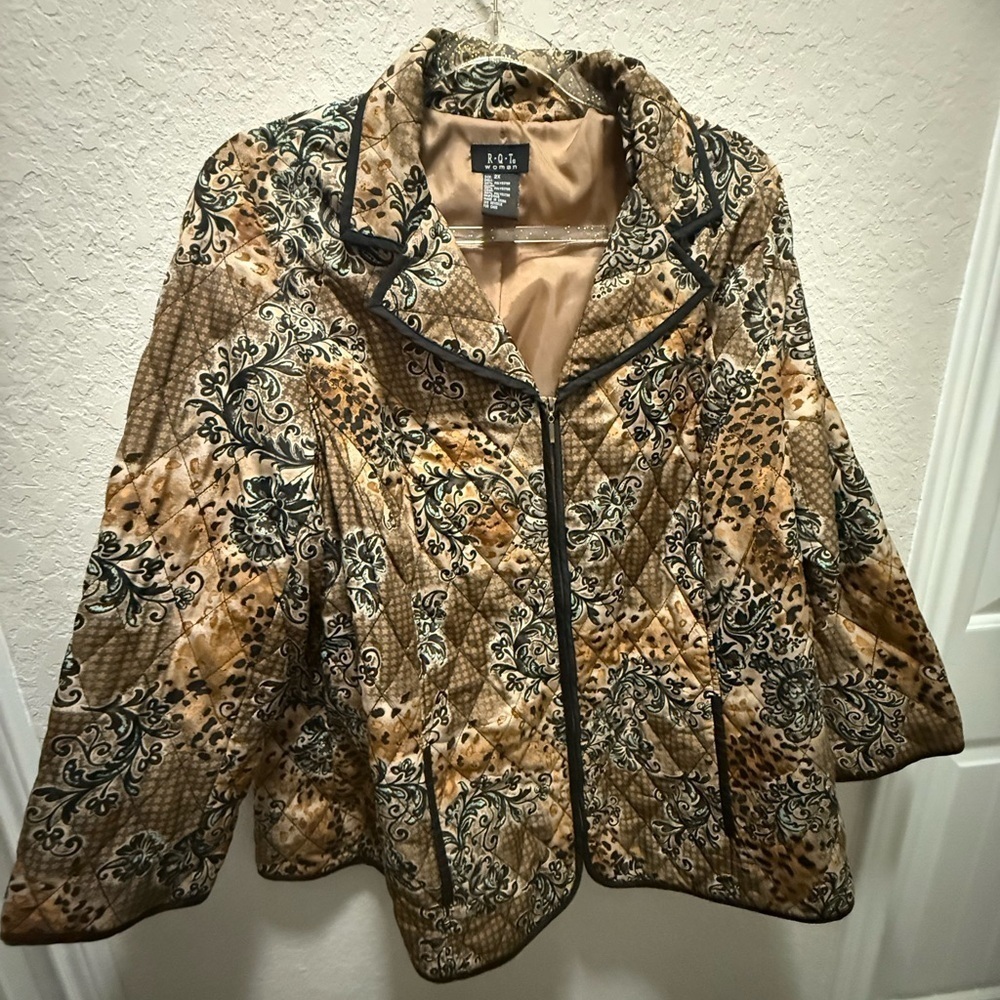 R.Q.T Vintage Woman’s Tan and Black Puffer Jacket with Relaxed Silhouette Sz 2X